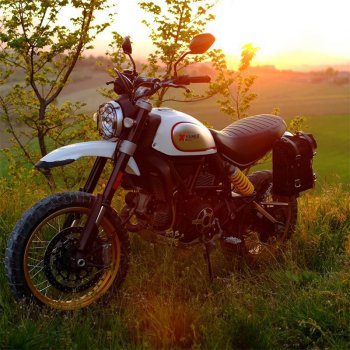 Seitentasche aus Spaltleder + Ducati Desert Sled Rahmen