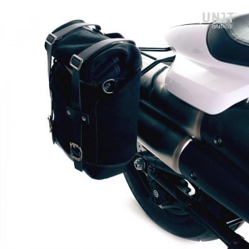 Seitentasche aus gewachstem Wildleder + rechter Sportster S 1250-Rahmen