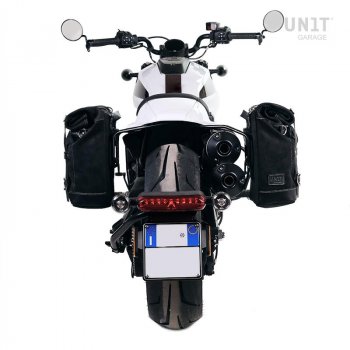 Seitentasche aus gewachstem Wildleder + rechter Sportster S 1250-Rahmen