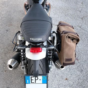 Geteilte Seitentasche aus Leder + Triumph Speed Twin DX-Rahmen