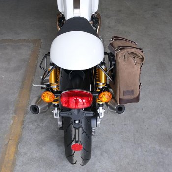 Geteilte Seitentasche aus Leder + Triumph Thruxton DX-Rahmen
