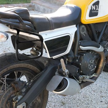 Khali TPU Seitentasche + Ducati Scrambler rechter Rahmen