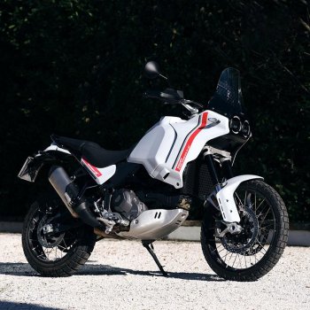 Paar Ducati DesertX Star White Silk Seitenverkleidungen + Aufkleber