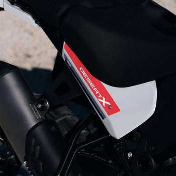 Paar Ducati DesertX Star White Silk Seitenverkleidungen + Aufkleber