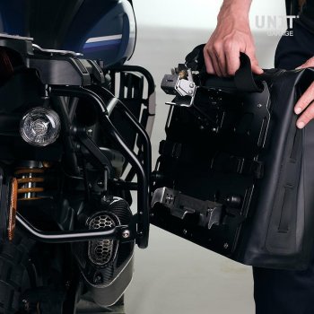 Zwei Khali-Seitentaschen aus TPU 35L - 45L + Paar Aluminiumplatten mit Triumph Street Scrambler-Rahmen