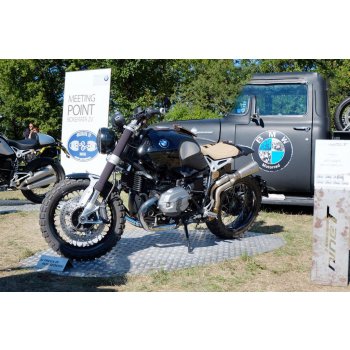 Hoher Auspufftopf aus Titan